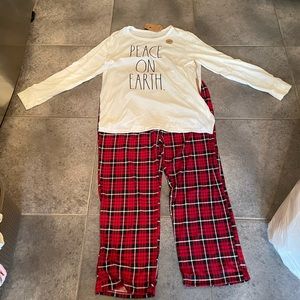 Rae Dunn men’s peace on earth pajama
Set